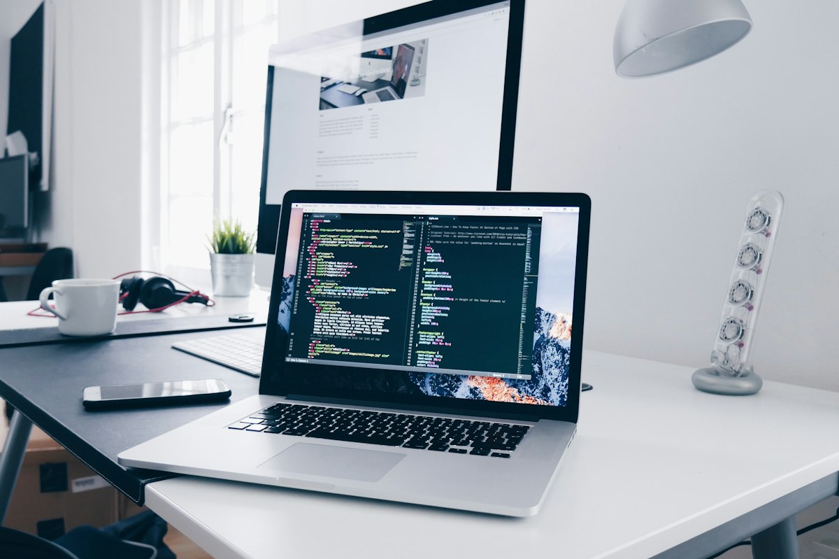 Ondernemer werkt aan online communicatie op laptop